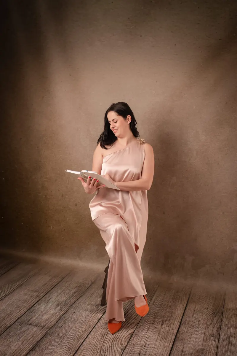 Esmina Golic liest ein Buch