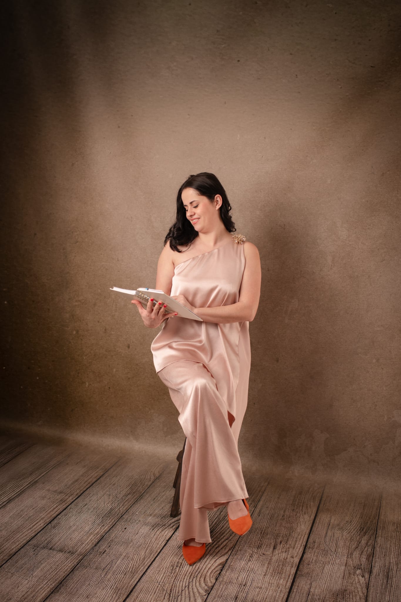 Esmina Golic liest ein Buch